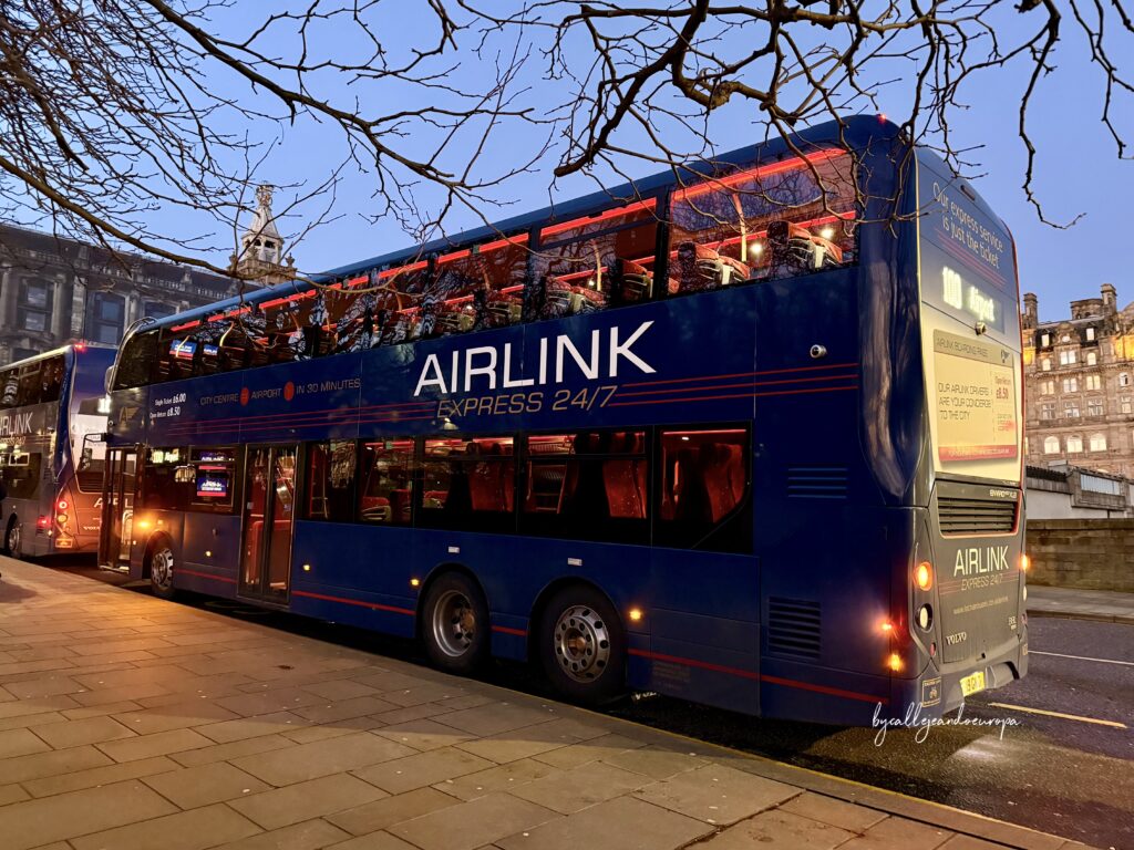 Autobús Airlink 100: Es la opción más recomendada por su frecuencia y servicio 24 horas.