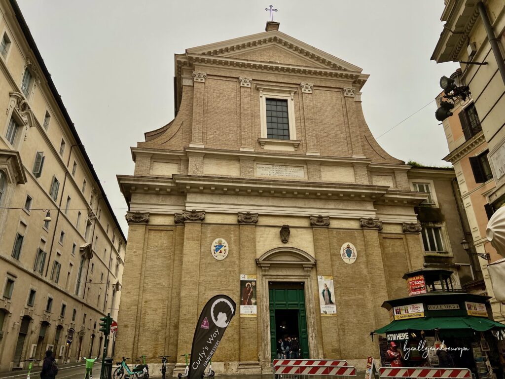 Vista frontal de la fachada barroca de la Chiesa di Sant'Andrea delle Fratte en Roma.