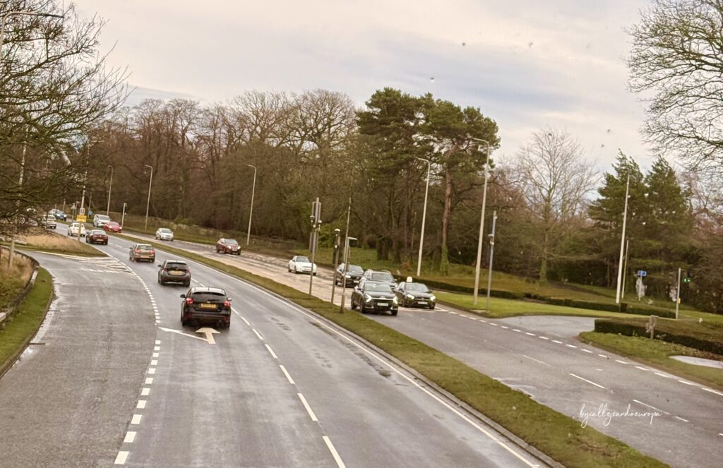 Carretera en Escocia con conducción por la izquierda, típica del Reino Unido