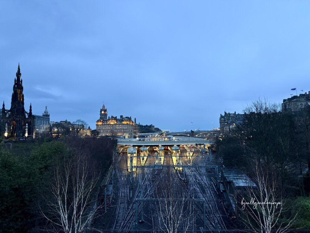 Vista de la estación de tren de Edimburgo en pleno centro de la ciudad