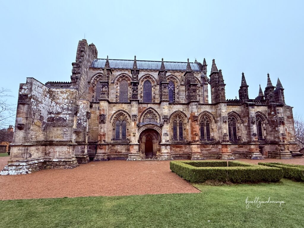 Exterior de Rosslyn Chapel, una de las capillas más famosas cerca de Edimburgo