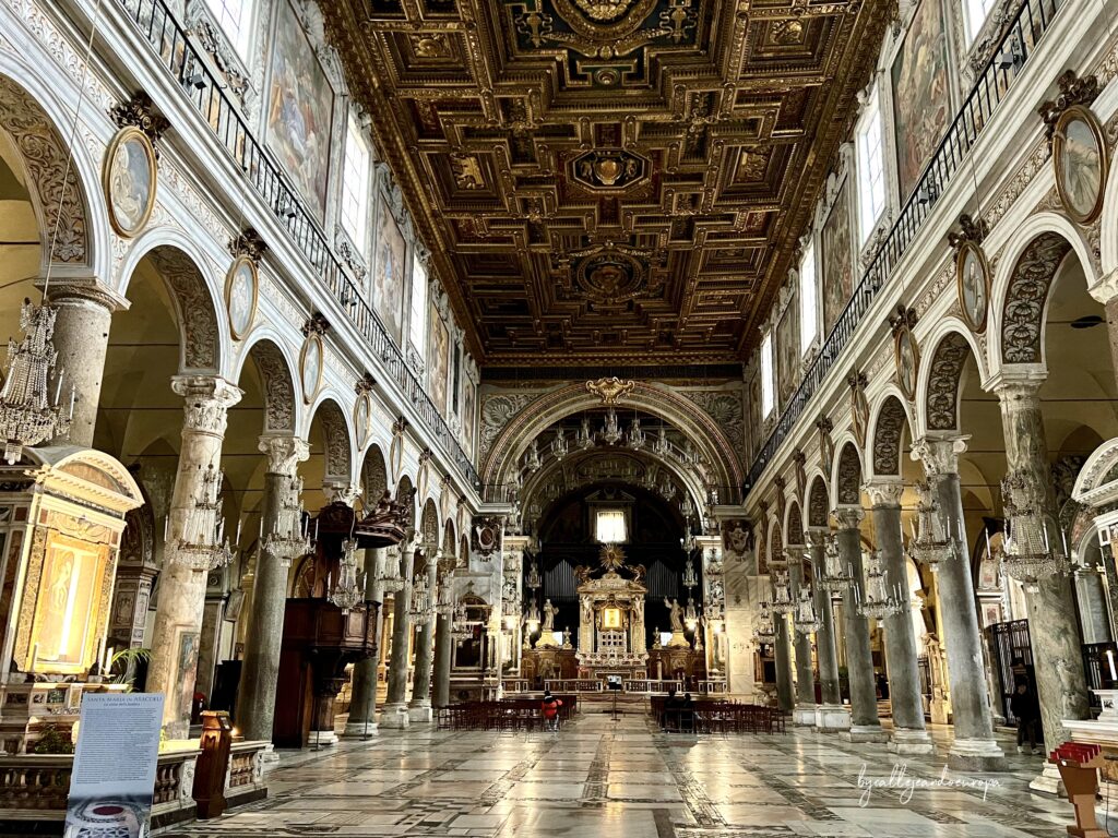 Vista interior de la nave central de la Basílica de Santa Maria in Aracoeli en Roma.