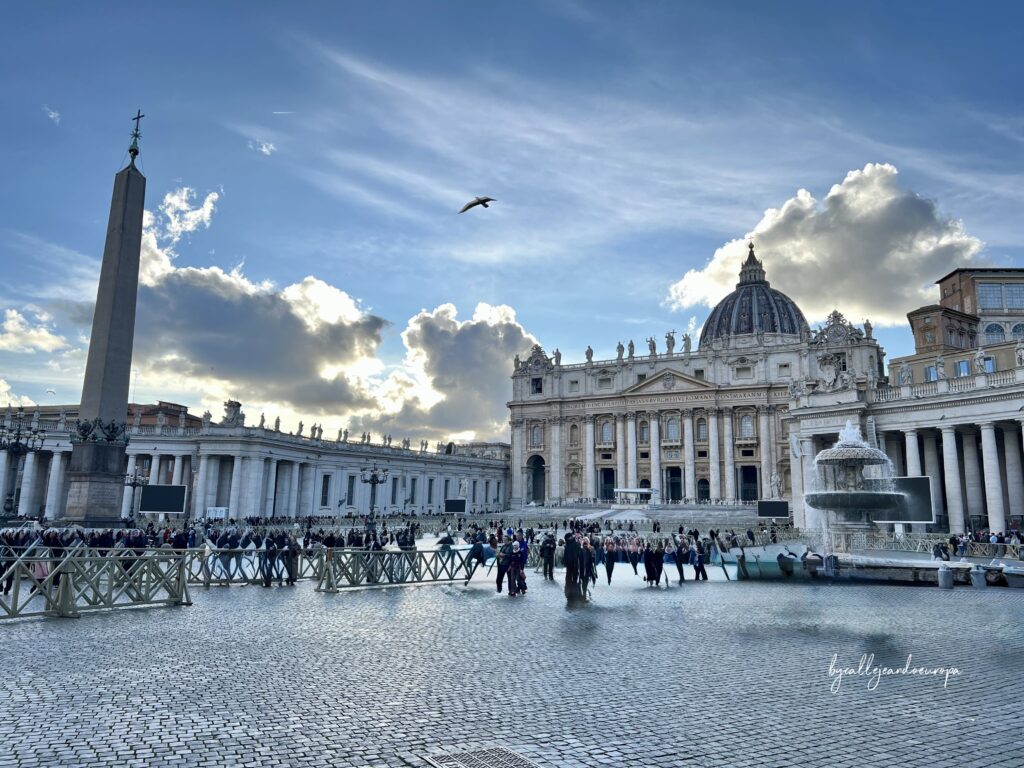 Vista general de la Plaza De San Pedro en el Vaticano con la Basílica de fondo