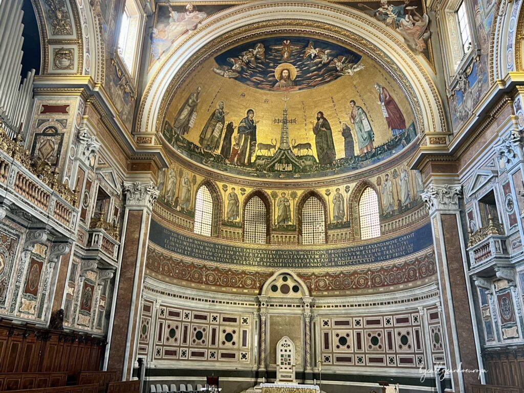 Vista del ábside de la Archibasílica de San Juan de Letrán, la Catedral Papal de Roma, destacando el gran mosaico dorado medieval con Cristo, la Cruz y los santos sobre el trono papal