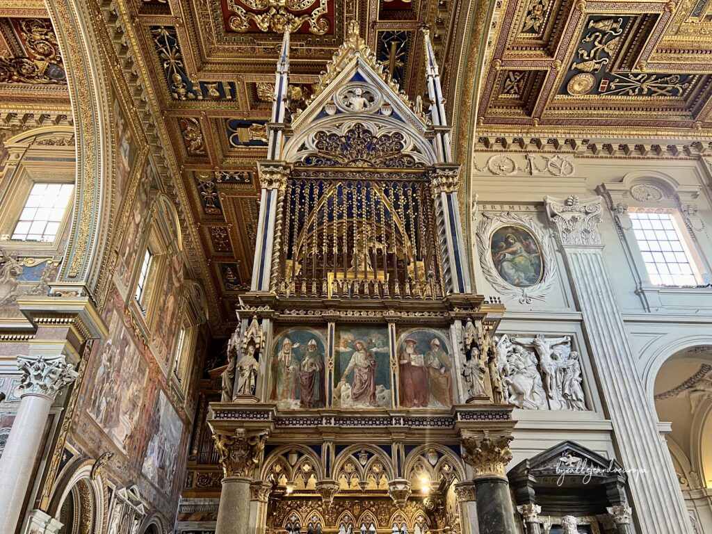 Baldaquino gótico sobre el altar mayor de San Juan de Letrán, decorado con frescos de Barna da Siena y detalles dorados frente al ábside