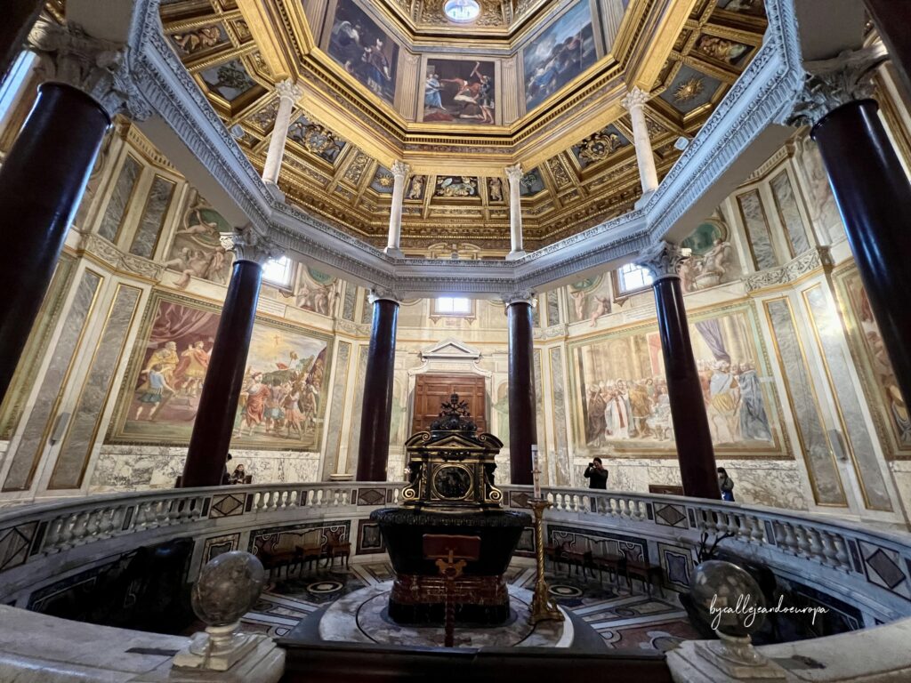 Interior del Baptisterio de San Juan de Letrán en Roma, con columnas de pórfido rojo, frescos renacentistas y techos dorados