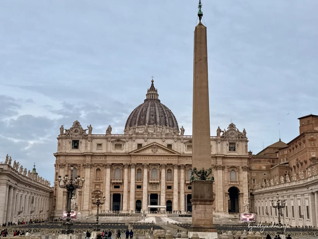 Basílica de San Pedro y obelisco de la Plaza de San Pedro en el Vaticano