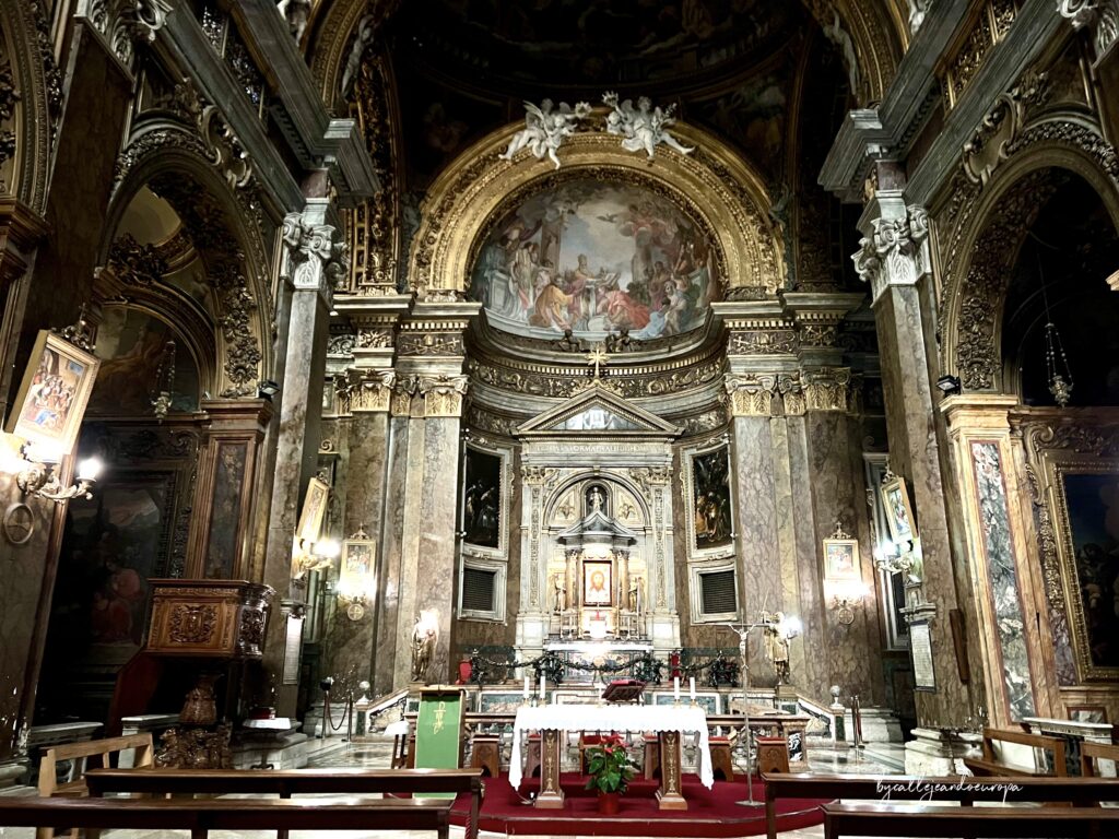 Altar mayor de la Basílica de San Silvestro in Capite en Roma, destacando su arquitectura barroca, columnas de mármol y frescos dorados bajo la cúpula