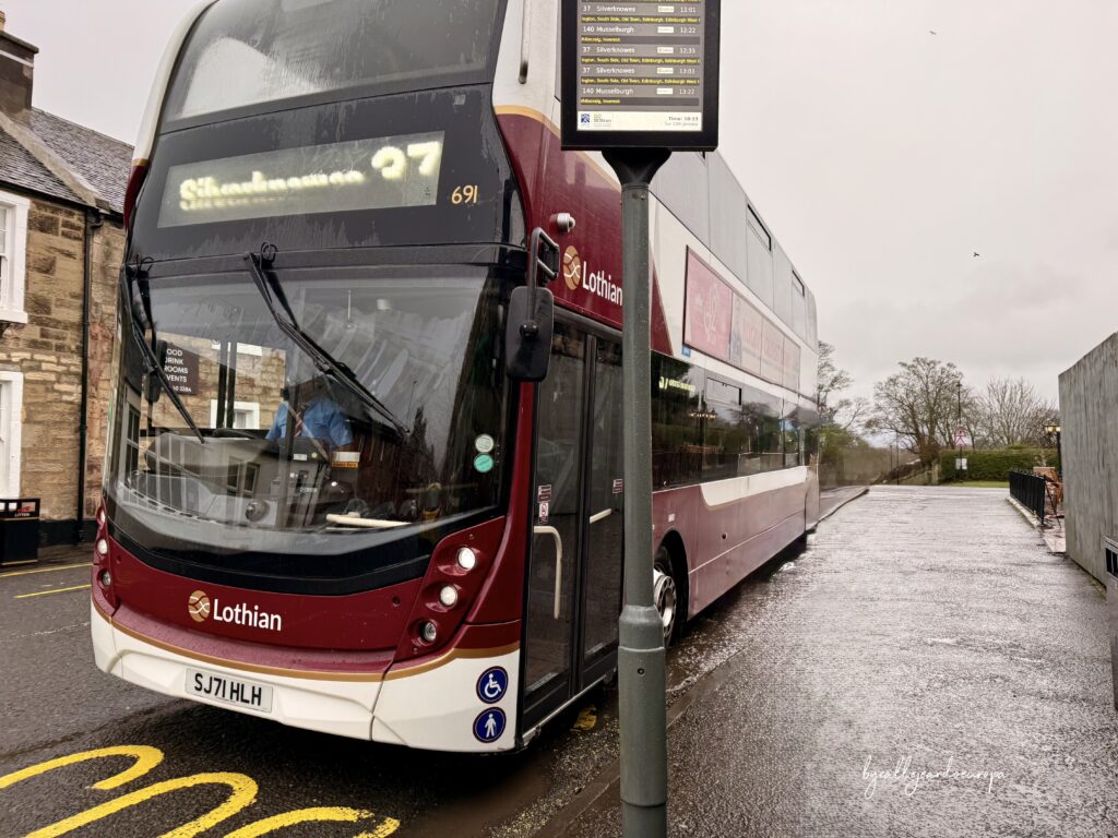 Autobús de dos pisos de la línea 37 de Lothian Buses en una parada de Edimburgo, utilizado para llegar a Rosslyn Chapel en un día nublado