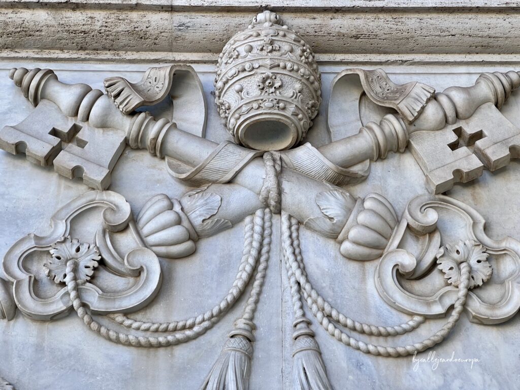 Relieve en mármol del emblema papal con la tiara y las llaves de San Pedro cruzadas, detalle arquitectónico en la Archibasílica de San Juan de Letrán