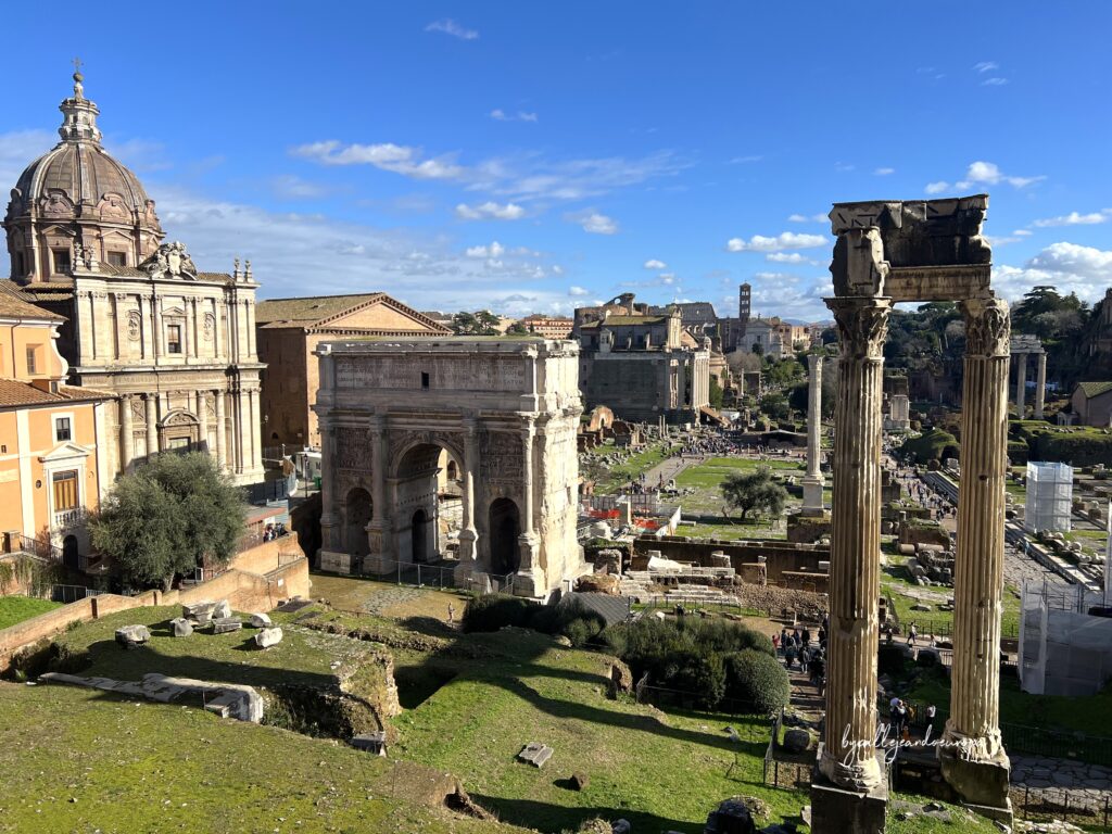 Panorámica del Foro Romano desde el mirador de los Museos Capitolinos, con el Templo de Saturno y el Arco de Septimio Severo en primer plano