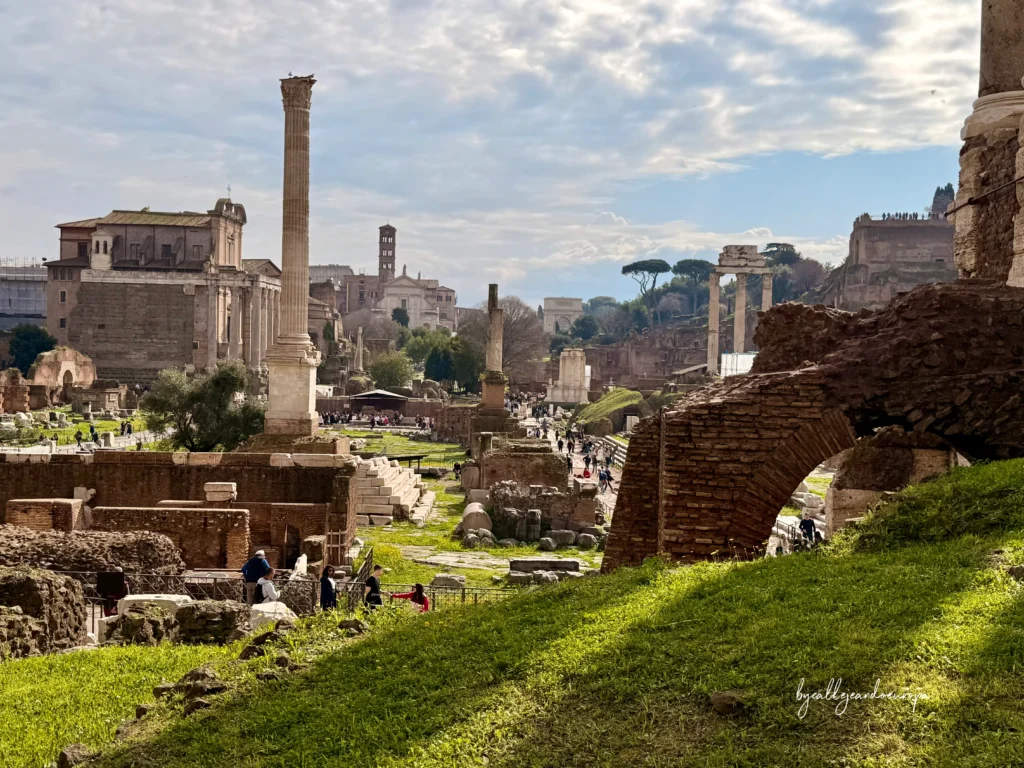 Vistas del Foro Romano desde la colina del Palatino en Roma