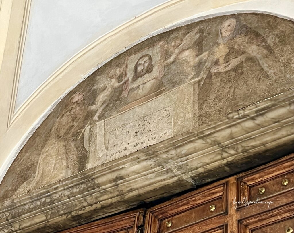 Fresco en un arco de la Basílica de San Silvestro in Capite que representa la Santa Faz de Jesús sostenida por ángeles sobre una inscripción en latín