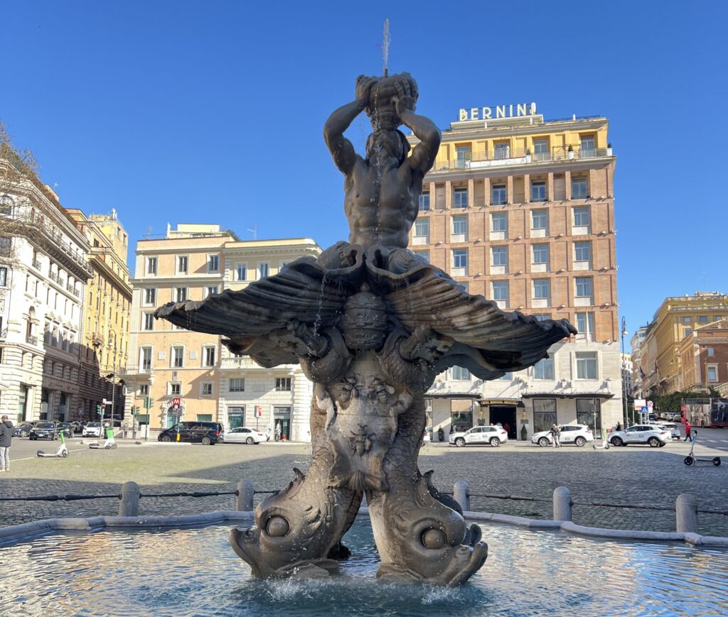 Vista de la Fontana del Tritón en el centro de la Piazza Barberini, un monumento imprescindible que visitar en Roma.