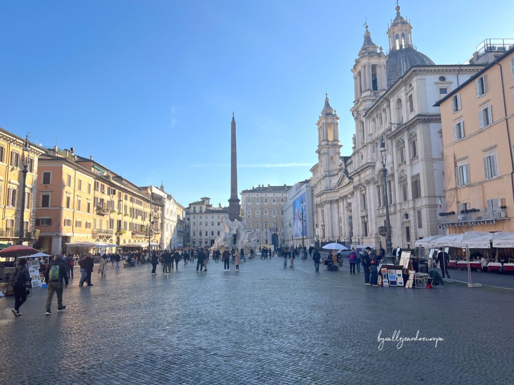 Vista panorámica de la Piazza Navona en Roma con la Fuente de los Cuatro Ríos de Bernini y la iglesia de Santa Agnese in Agone.