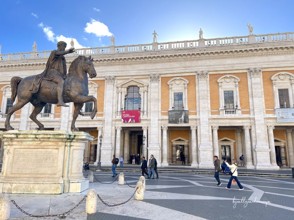 Fachada del Palacio de los Senadores en los Museos Capitolinos con la estatua ecuestre de Marco Aurelio en la Plaza del Campidoglio, Roma.