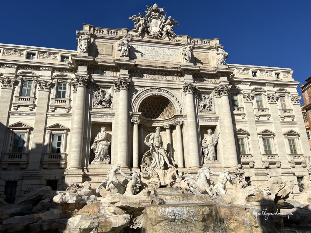 Vista frontal de la Fontana de Trevi en Roma, Italia, con turistas alrededor durante el día