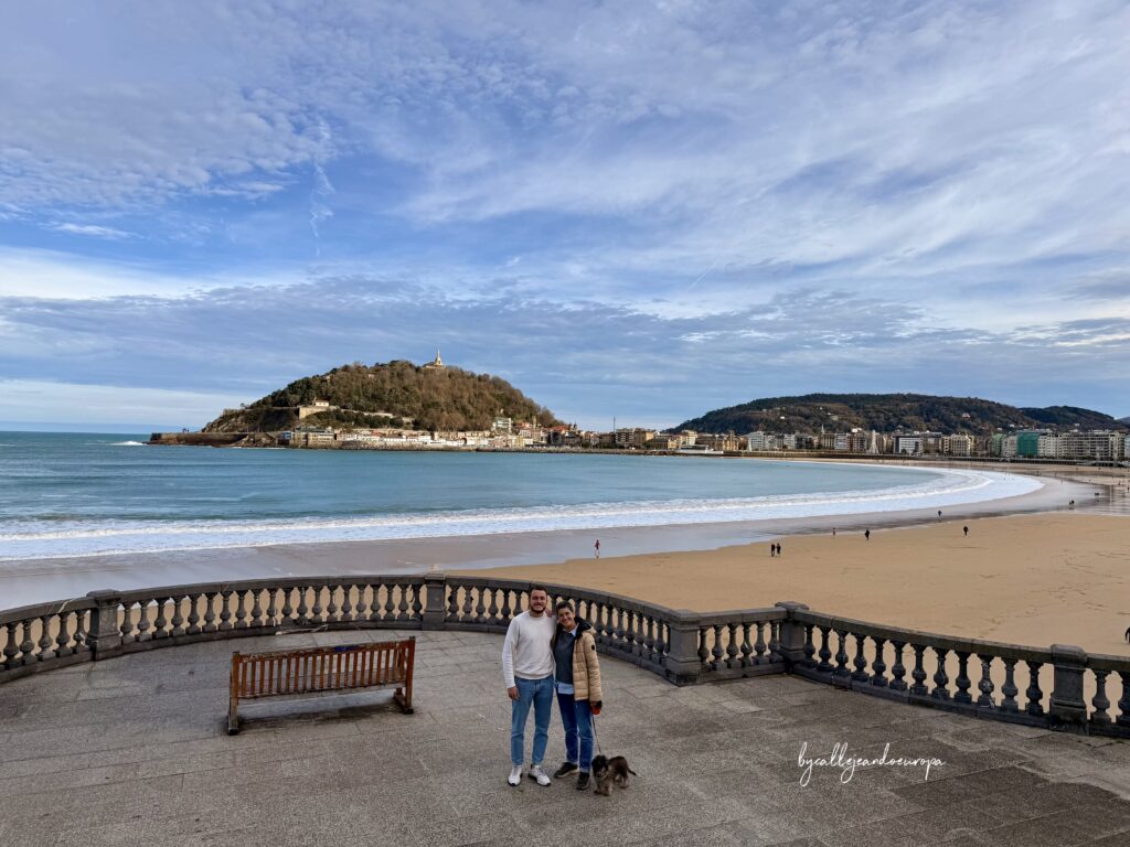 Callejeando Europa con perro en el mirador de la Playa de la Concha con el Monte Urgull al fondo, San Sebastián