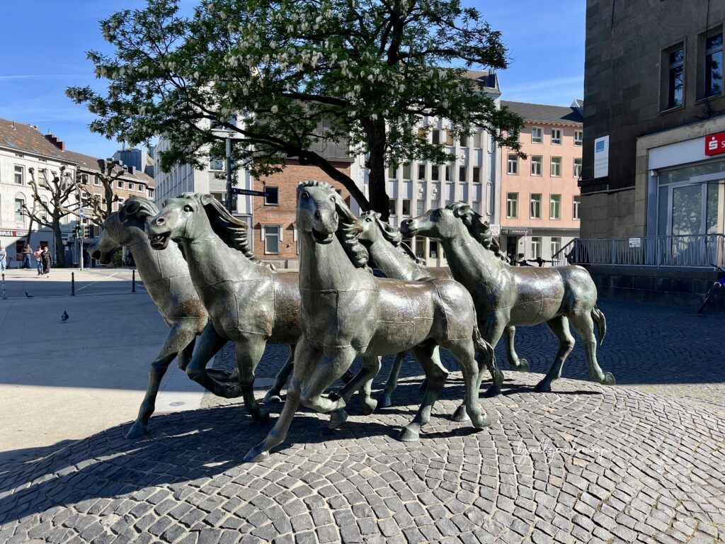 Escultura de caballos en la plaza de la estación de tren de Aquisgrán (Aachen Hauptbahnhof), Alemania