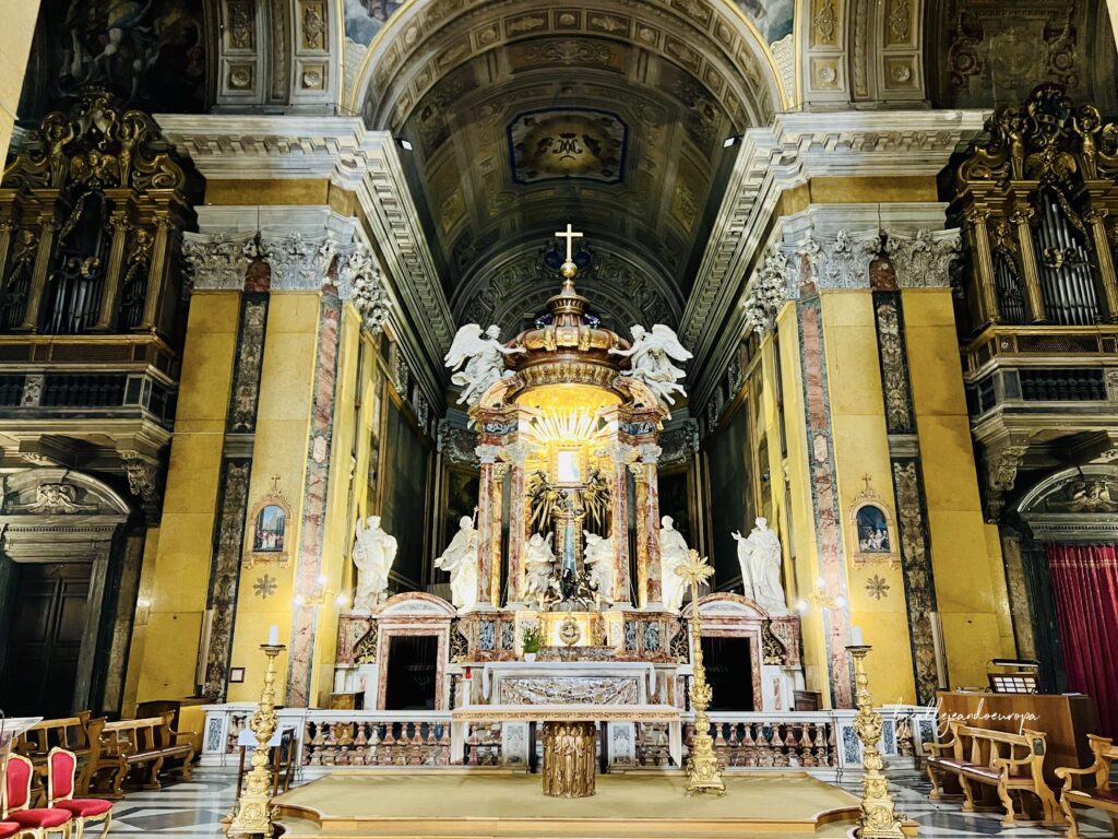 Altar mayor barroco de la Iglesia de Santa Maria in Traspontina en Roma, diseñado por Carlo Fontana, con un icono bizantino central y estatuas de santos carmelitas