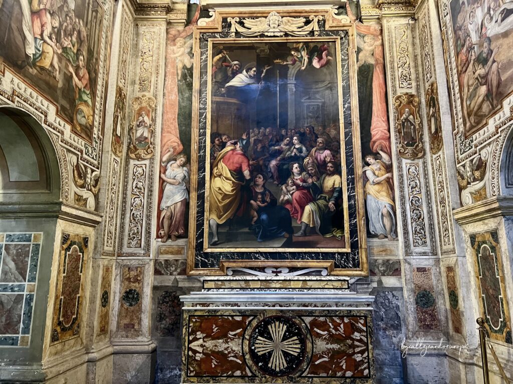 Altar de la Capilla de San Ángelo en la Iglesia de Santa Maria in Traspontina, con una gran pintura renacentista de la predicación del santo y paredes decoradas con frescos y mármoles