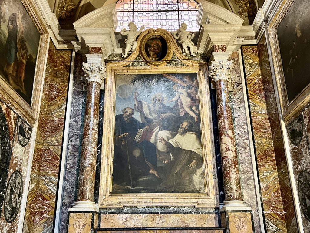 Altar barroco de la Capilla de San Elías en la Iglesia de Santa Maria in Traspontina, con columnas de mármol rojizo y una pintura central del profeta Elías del siglo XVII