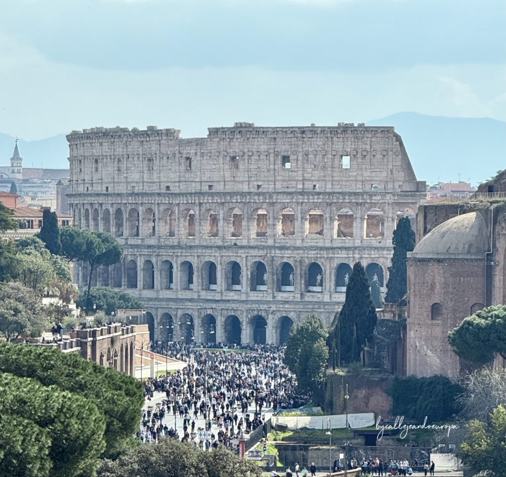 Panorámica del Coliseo de Roma desde el mirador panorámico del Monumento a Vittorio Emanuele II, mostrando la arquitectura clásica del anfiteatro