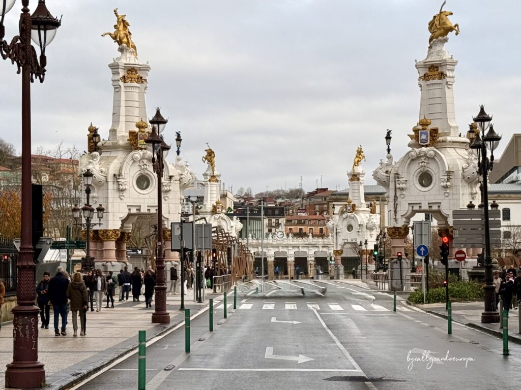 Vista del Puente de María Cristina, acceso principal al centro desde las estaciones de tren y autobús de San Sebastián