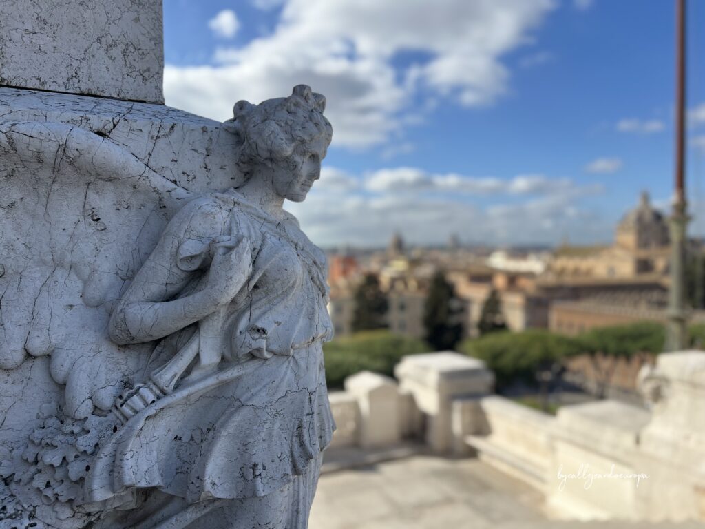 Escultura de mármol en la terraza del Vittoriano con vistas a la ciudad de Roma