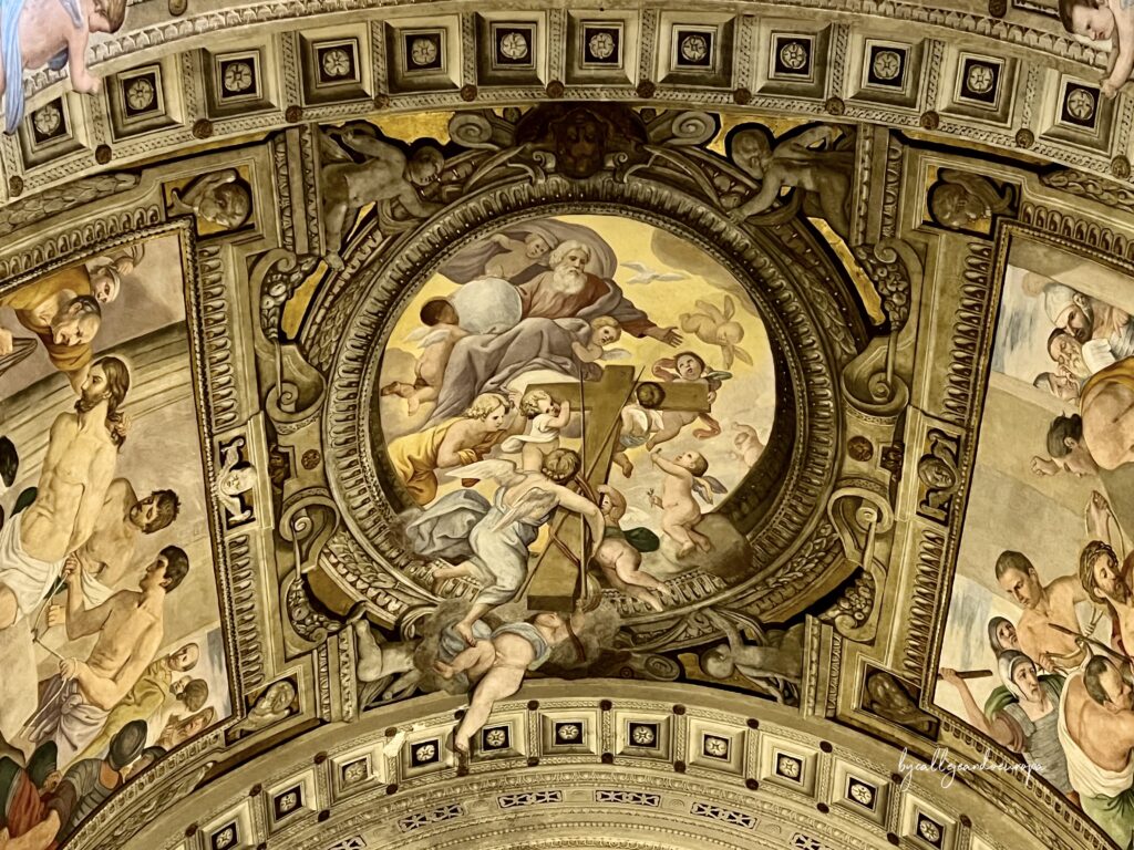 Pintura al fresco en la cúpula de una capilla lateral de Santa Maria in Traspontina, representando a Dios Padre y ángeles con una cruz sobre un fondo de nubes doradas