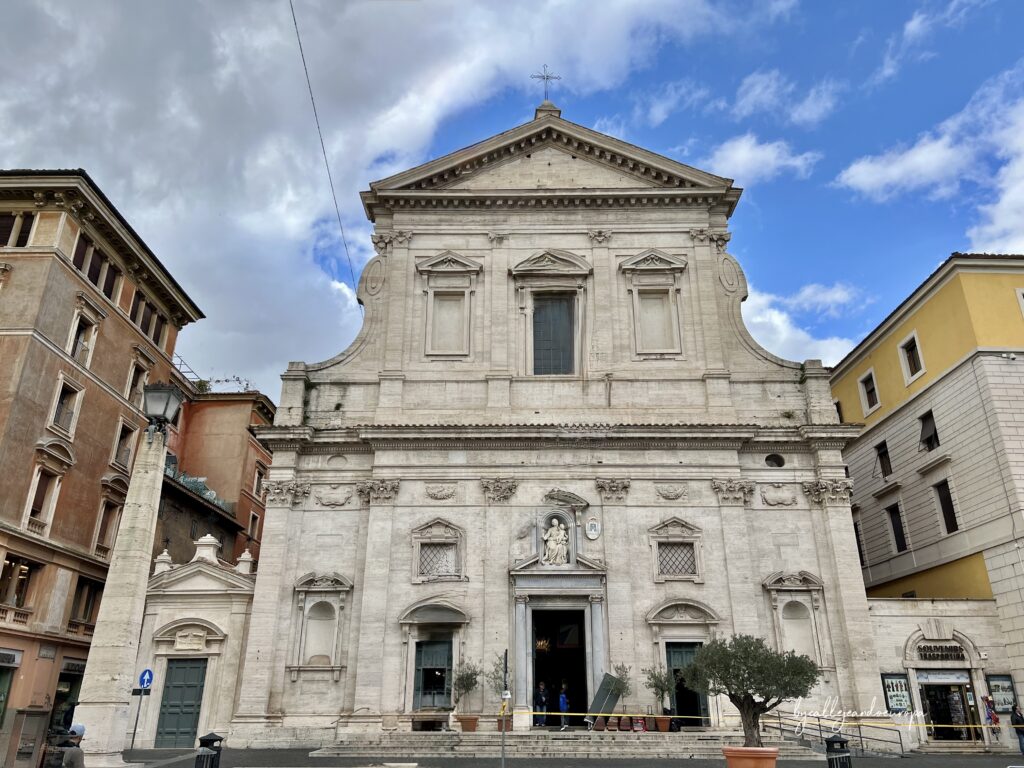 Vista frontal de la Iglesia de Santa Maria in Traspontina en la Via della Conciliazione, Roma