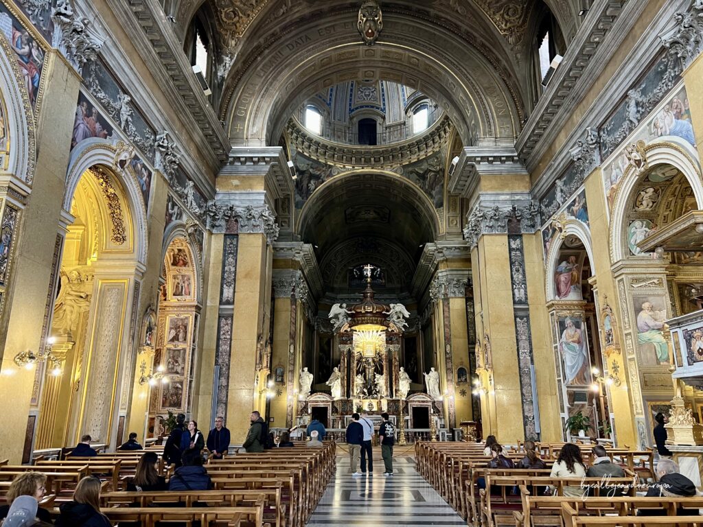 Interior de la Iglesia de Santa Maria in Traspontina en Roma, mostrando la nave central, el altar mayor y la decoración barroca