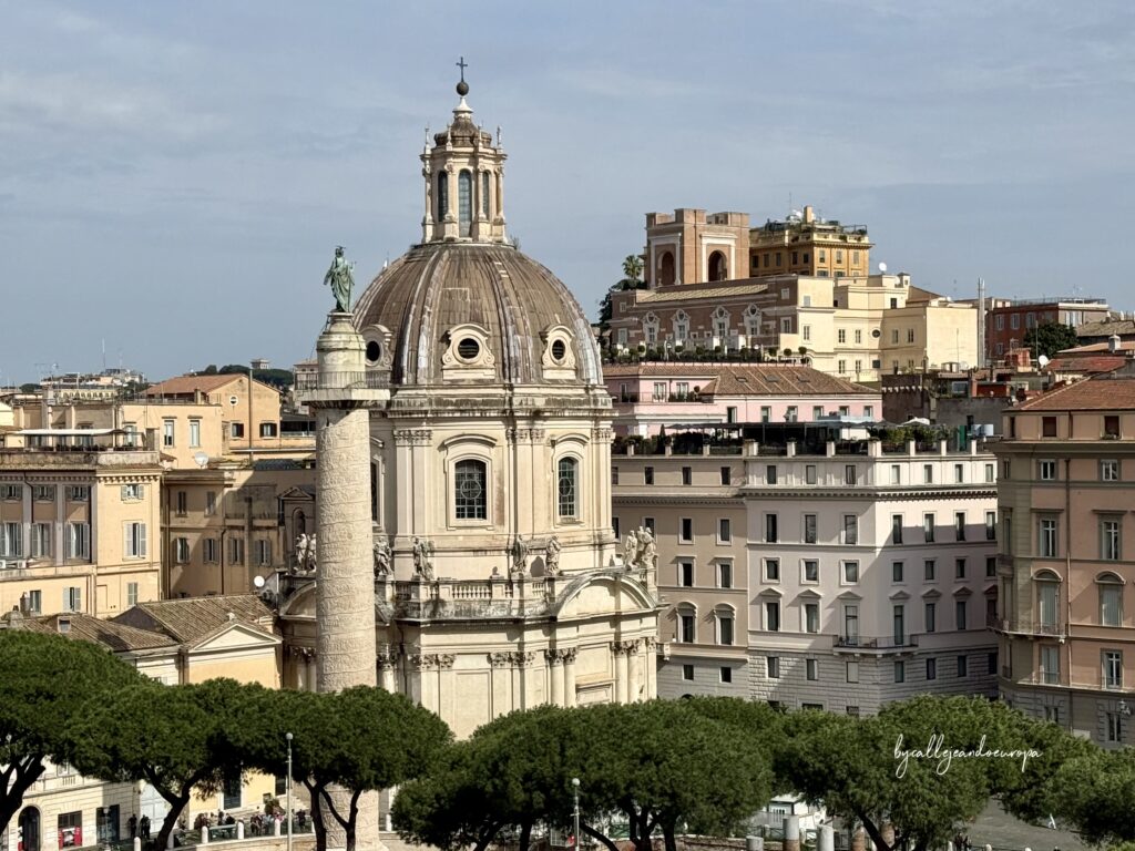 Panorámica de Roma con la Columna de Trajano y la Iglesia del Santísimo Nombre de María desde el mirador del Monumento a Vittorio Emanuele II
