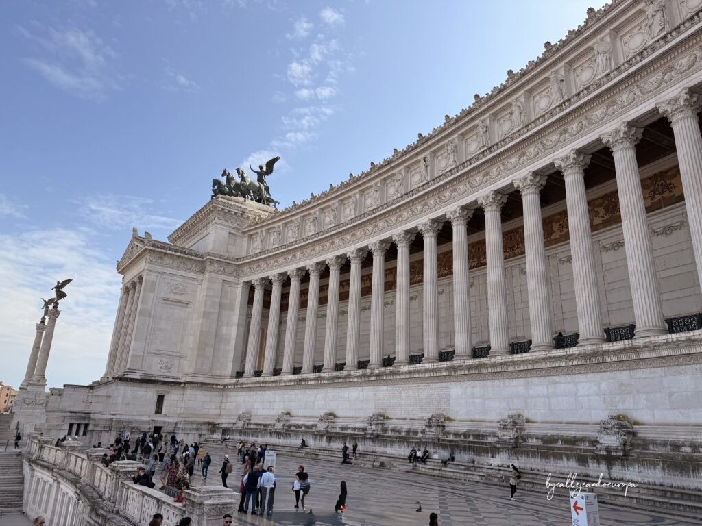 Columnas y esculturas del monumento Vittoriano en Roma