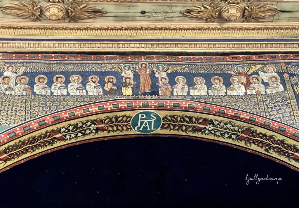 Detalle del mosaico del arco triunfal de la Basílica de Santa Práxedes que representa la Jerusalén celeste con Cristo, ángeles y los elegidos, con el monograma del Papa Pascual I en la parte inferior del arco