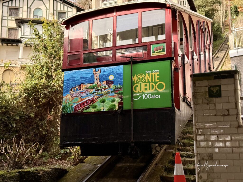 Funicular histórico del Monte Igueldo, una opción de transporte turístico para moverse por San Sebastián