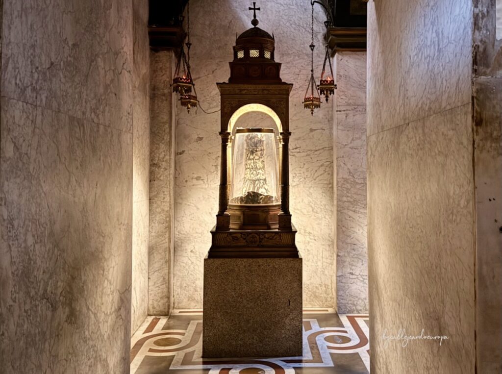 Reliquia de la columna de la flagelación de Cristo custodiada en un relicario dorado dentro de la Capilla de San Zenón en la Basílica de Santa Práxedes, Roma.