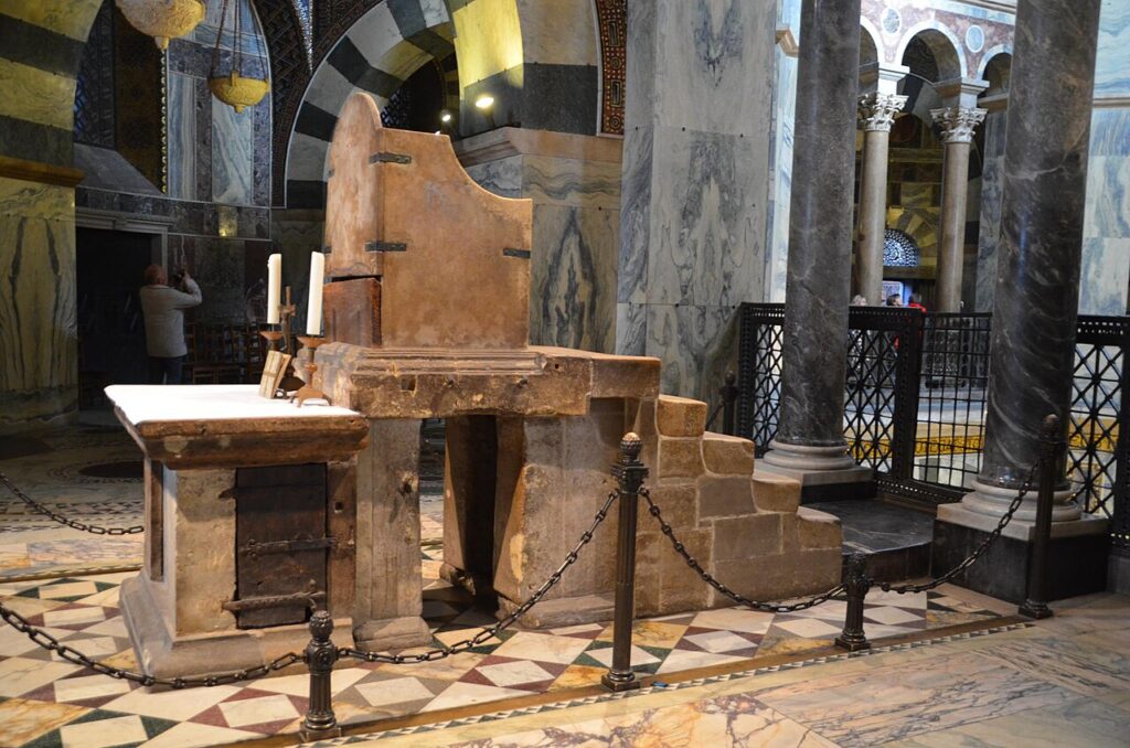 Trono de Carlomagno en la catedral de Aquisgrán, situado en la Capilla Palatina, uno de los símbolos del Imperio Carolingio