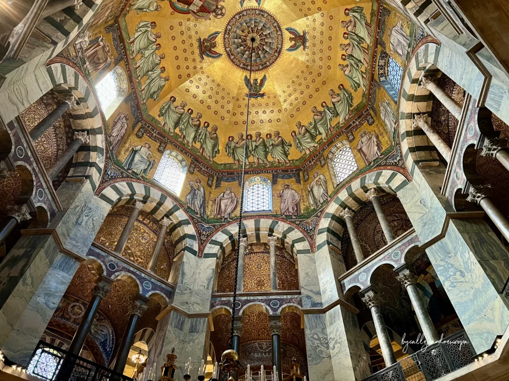 Interior de la Capilla Palatina en la catedral de Aquisgrán, Alemania, uno de los monumentos más importantes del arte carolingio