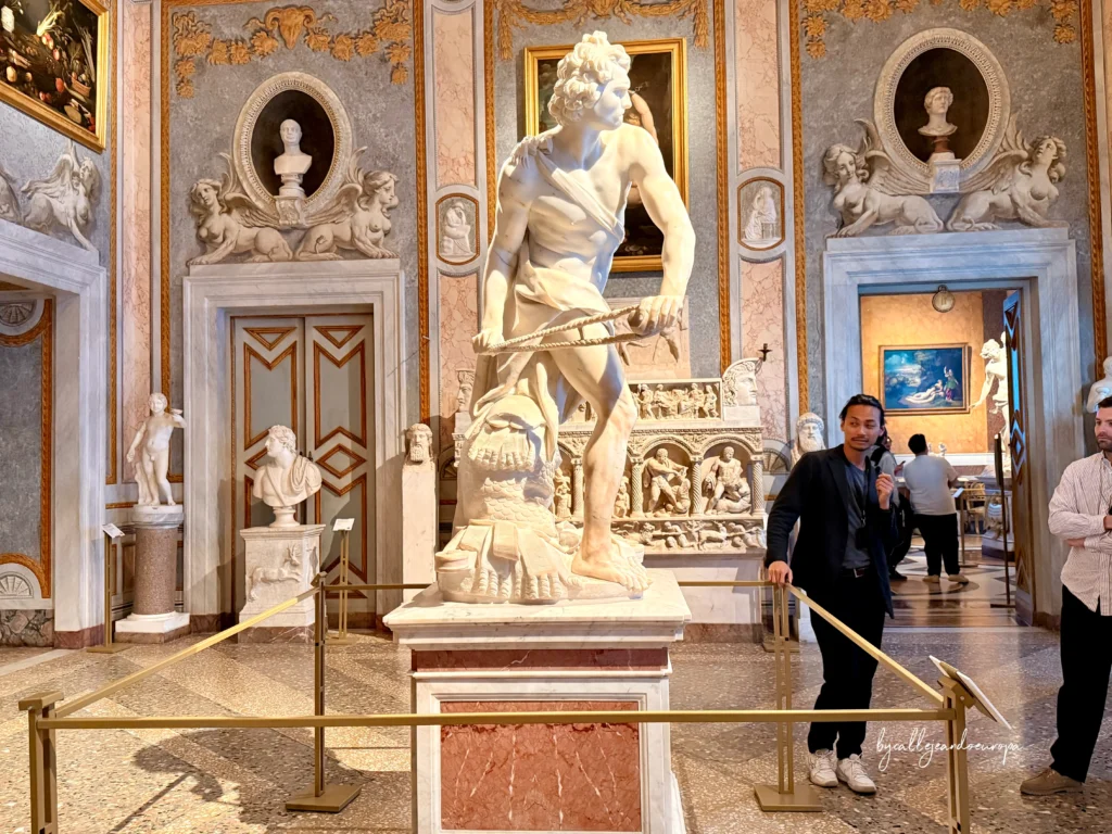Escultura David de Bernini en la Galería Borghese en Roma