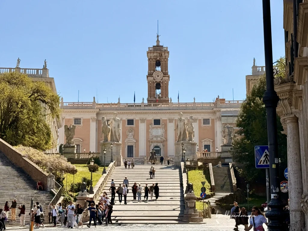 Vista de la escalera Cordonata diseñada por Miguel Ángel que sube a la Plaza del Campidoglio y los Museos Capitolinos en Roma.