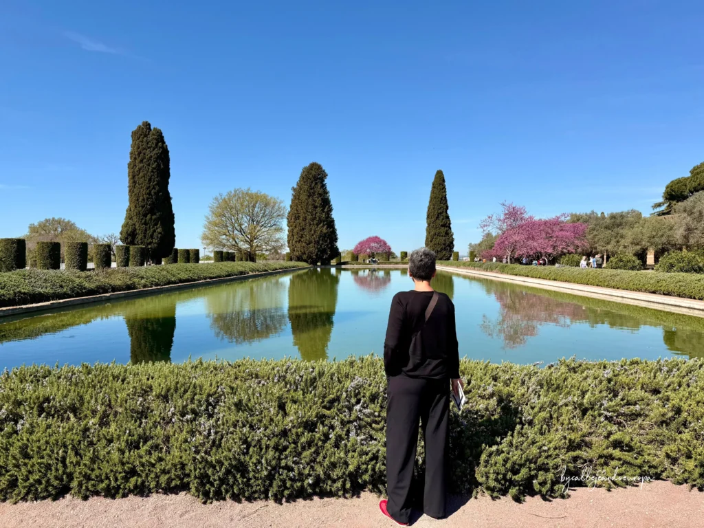 Vista panorámica del estanque del Pecile rodeado de setos, cipreses y árboles en flor en Villa Adriana, Tívoli.