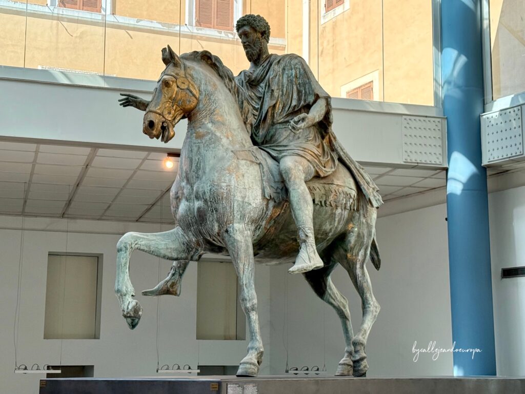 Estatua ecuestre original de bronce del emperador Marco Aurelio, ubicada en la Exedra de Marco Aurelio dentro de los Museos Capitolinos.