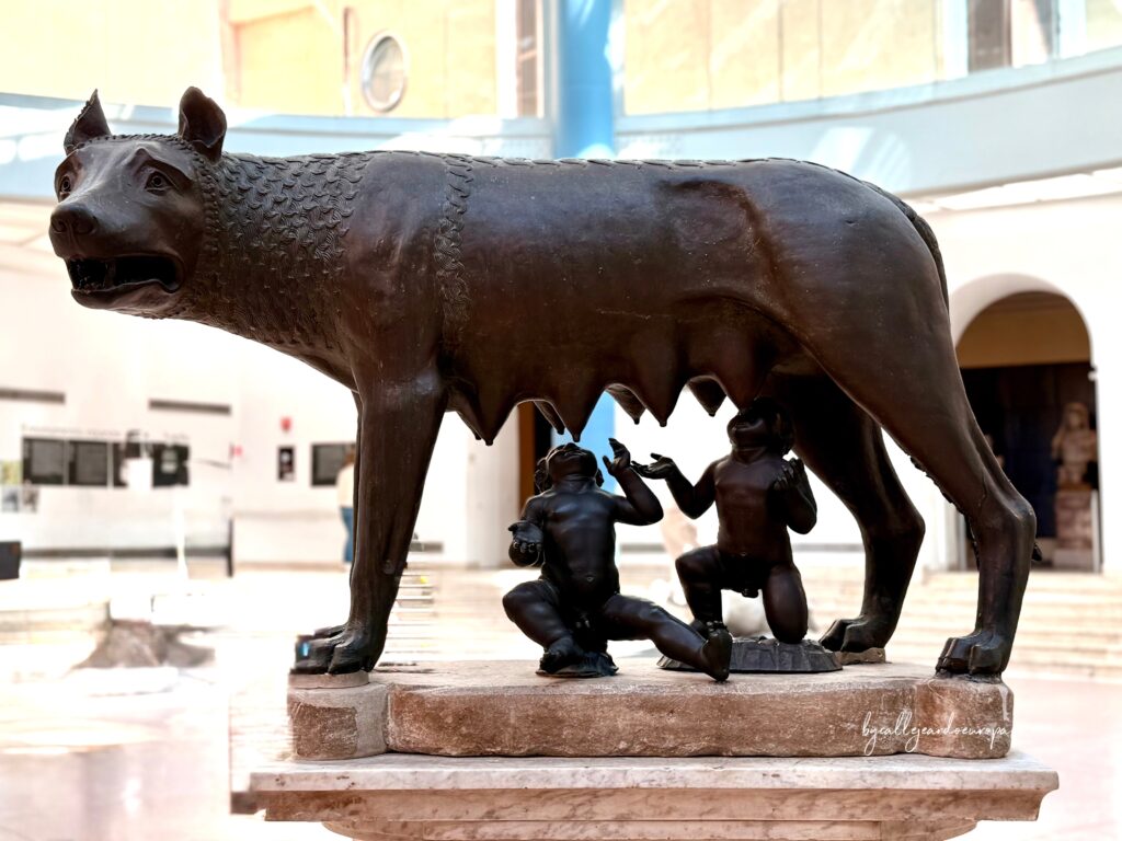 La famosa escultura de bronce de la Loba Capitolina amamantando a los gemelos Rómulo y Remo, símbolo de la fundación de Roma, expuesta en los Museos Capitolinos.
