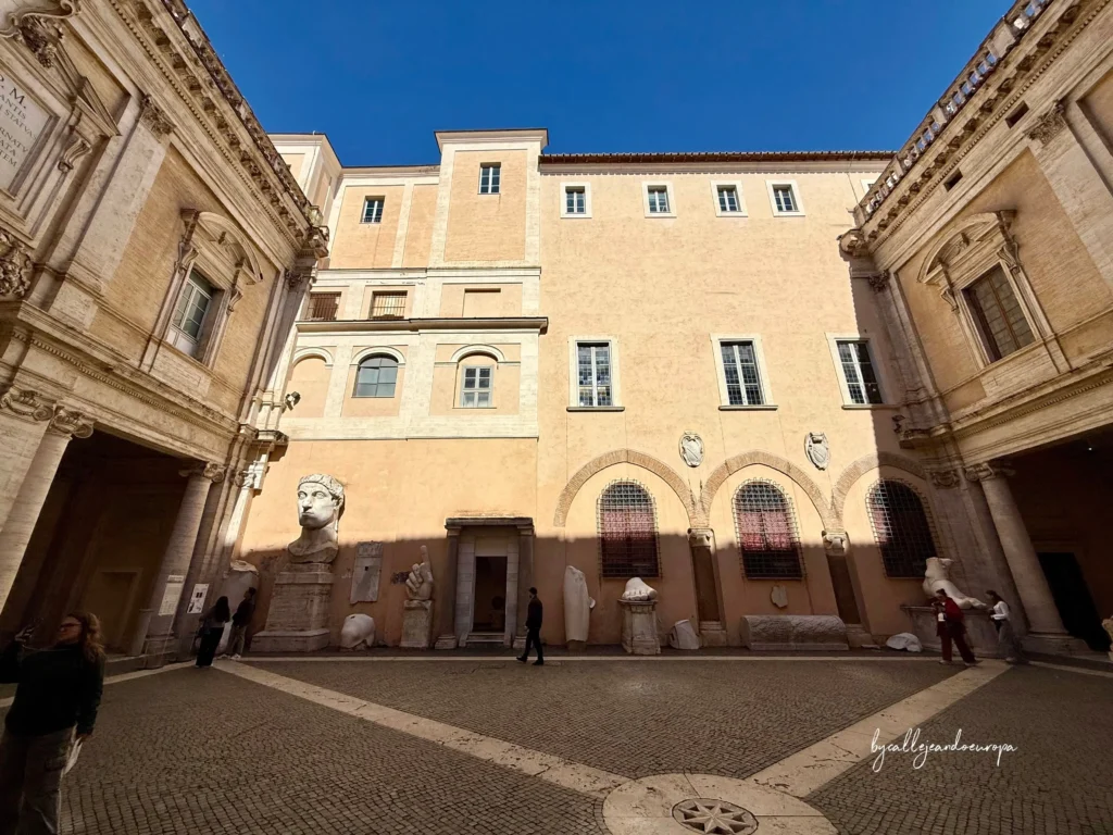 Patio del Palacio de los Conservadores en los Museos Capitolinos con los restos originales de mármol del Coloso de Constantino.