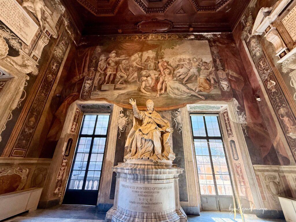Fresco del "Rapto de las Sabinas" pintado por Giuseppe Cesari en la pared superior de la Sala de los Horacios y Curiacios en los Museos Capitolinos de Roma.