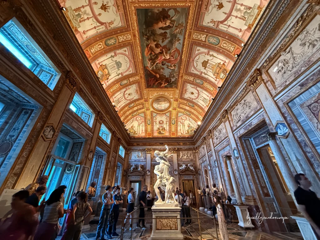 Interior de la Galería Borghese en Roma con la escultura Apolo y Dafne de Bernini