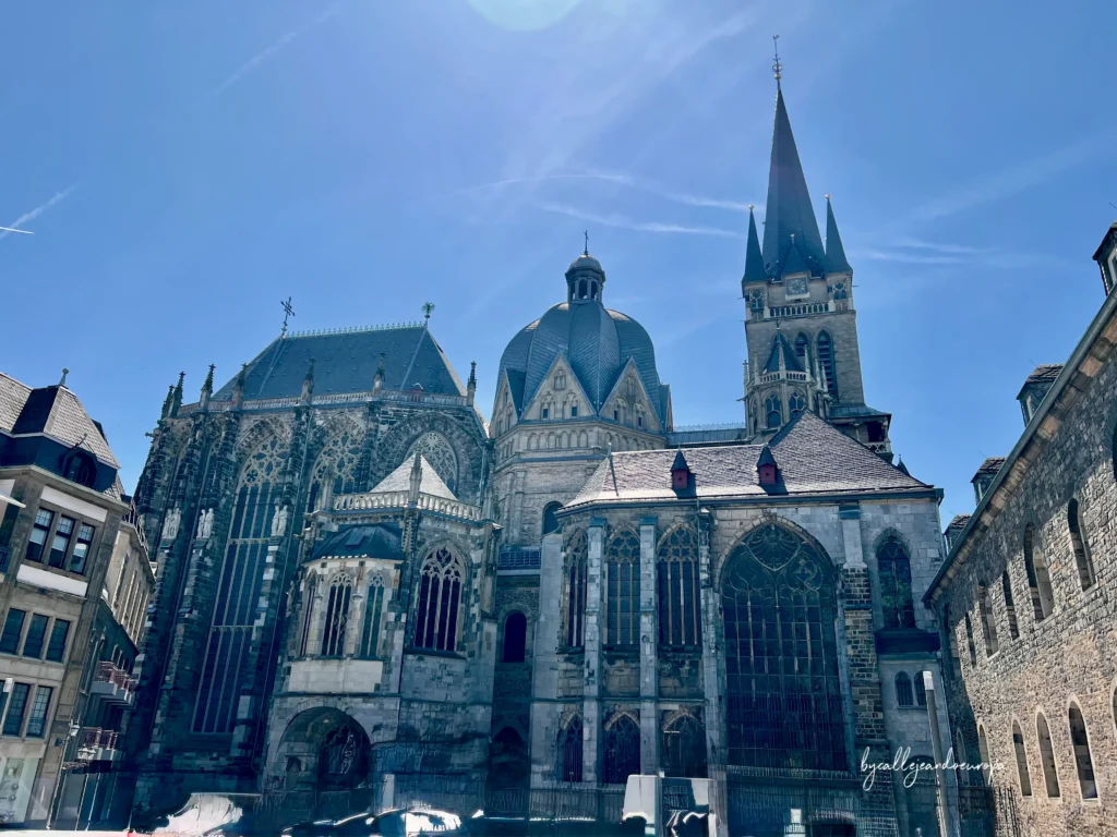 Plaza Katschhof en el centro histórico de Aquisgrán, Alemania, situada entre la catedral de Aquisgrán y el ayuntamiento