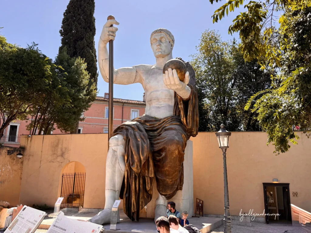 Reproducción a escala real de 13 metros del Coloso de Constantino sentado en el jardín de la Villa Caffarelli, Museos Capitolinos.
