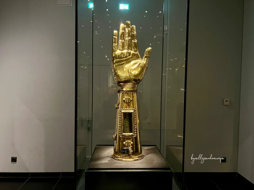 Relicario de la mano de Carlomagno en la catedral de Aquisgrán, una de las piezas más importantes del tesoro catedralicio